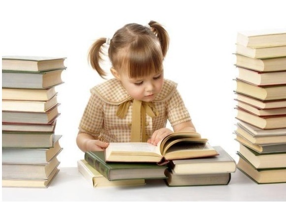 читает книгу